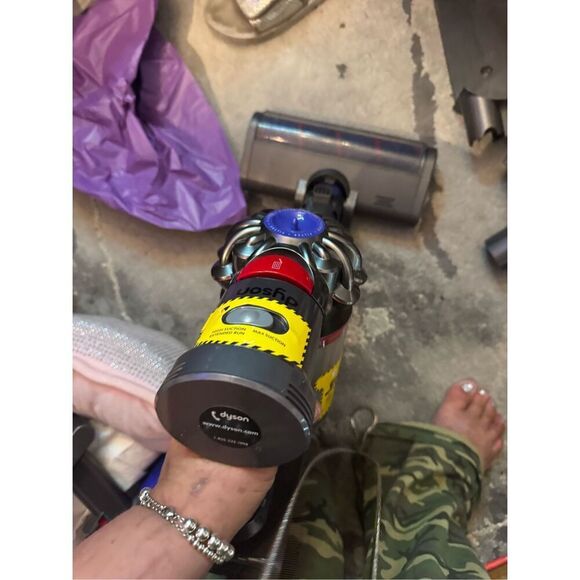 Dyson cordless v7 stick vacuum w/2 heads flat out & multi floor guc no charger - Picture 8 of 12